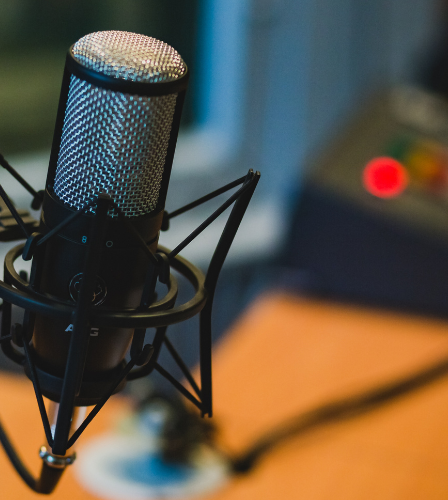 Microfone profissional em cima da mesa de uma transmissão de rádio ou podcast